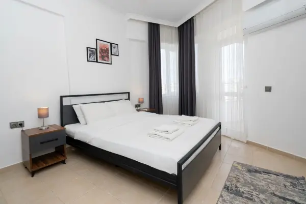 Yatak odası ve balkon kapısı