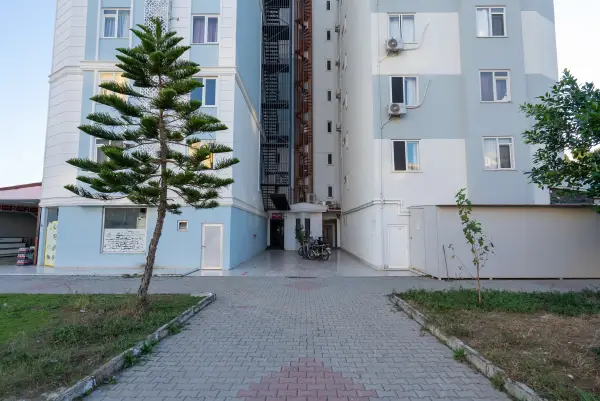 Tesis dış görünümü ve bahçe